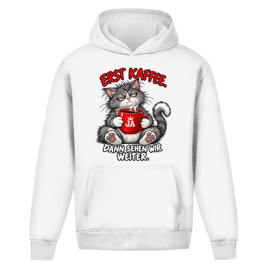 JA Erst Kaffee – Oversize-Hoodie in Weiß, Vorderansicht, Frontdruck: Grimmige Katze mit roter Tasse: „Erst Kaffee. Dann sehen wir weiter.“