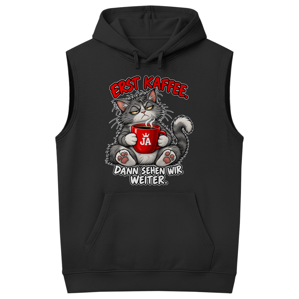 JA Erst Kaffee – Ärmelloser Hoodie in Schwarz, Vorderansicht, Frontdruck: Grimmige Katze mit roter Tasse: „Erst Kaffee. Dann sehen wir weiter.“