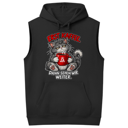 JA Erst Kaffee – Ärmelloser Hoodie in Schwarz, Vorderansicht, Frontdruck: Grimmige Katze mit roter Tasse: „Erst Kaffee. Dann sehen wir weiter.“