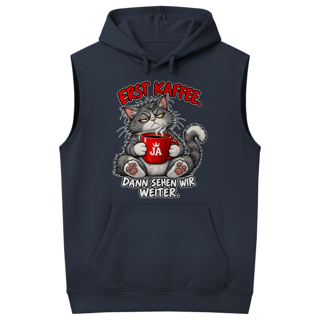 JA Erst Kaffee – Ärmelloser Hoodie in Marineblau, Vorderansicht, Frontdruck: Grimmige Katze mit roter Tasse: „Erst Kaffee. Dann sehen wir weiter.“