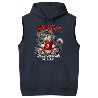 JA Erst Kaffee – Ärmelloser Hoodie in Marineblau, Vorderansicht, Frontdruck: Grimmige Katze mit roter Tasse: „Erst Kaffee. Dann sehen wir weiter.“