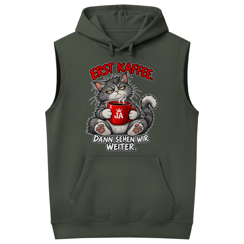 JA Erst Kaffee – Ärmelloser Hoodie in Khaki, Vorderansicht, Frontdruck: Grimmige Katze mit roter Tasse: „Erst Kaffee. Dann sehen wir weiter.“