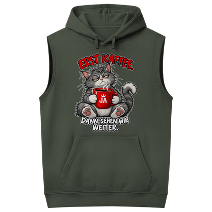 JA Erst Kaffee – Ärmelloser Hoodie in Khaki, Vorderansicht, Frontdruck: Grimmige Katze mit roter Tasse: „Erst Kaffee. Dann sehen wir weiter.“