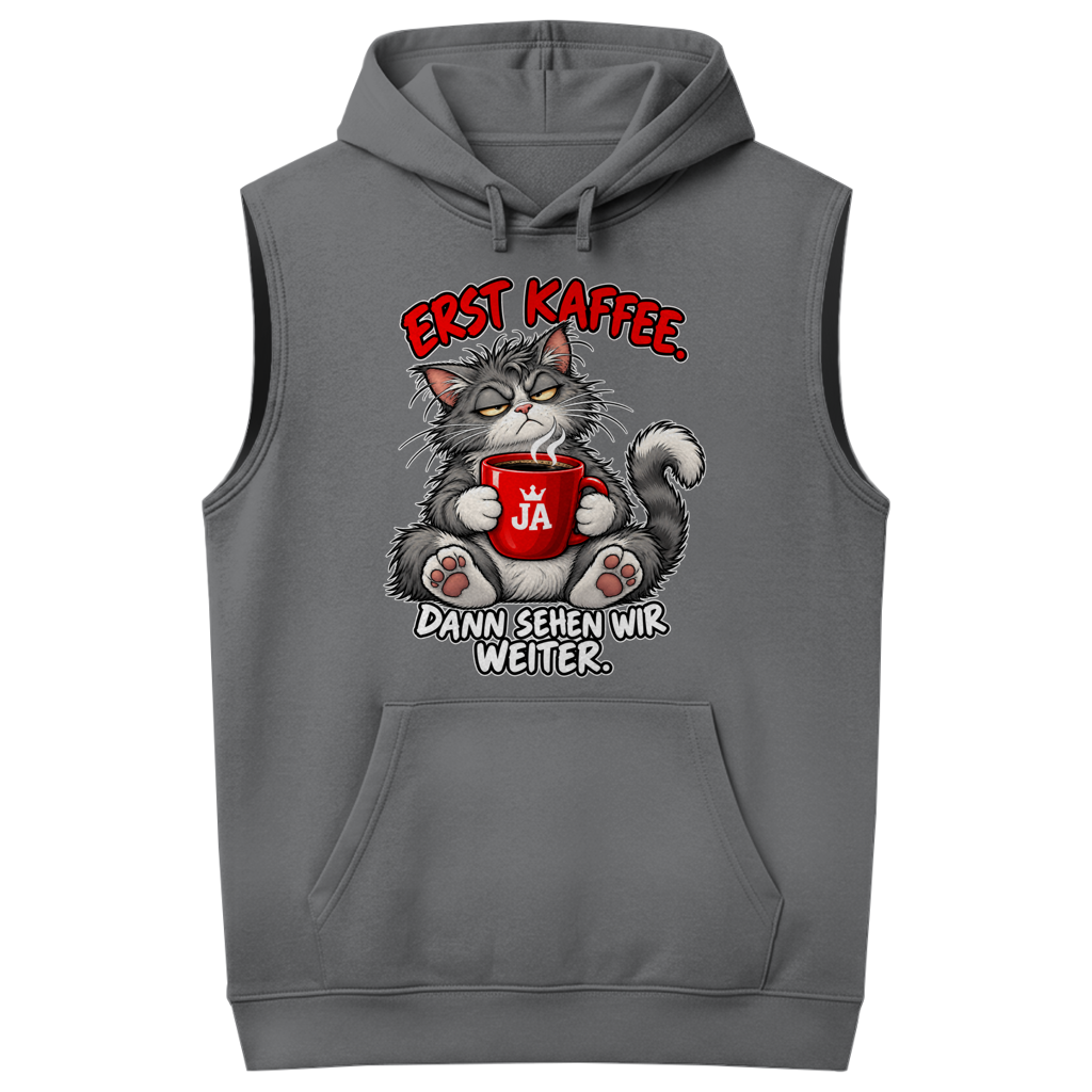 JA Erst Kaffee – Ärmelloser Hoodie in Oxfordgrau, Vorderansicht, Frontdruck: Grimmige Katze mit roter Tasse: „Erst Kaffee. Dann sehen wir weiter.“