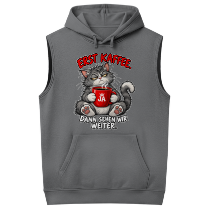 JA Erst Kaffee – Ärmelloser Hoodie in Oxfordgrau, Vorderansicht, Frontdruck: Grimmige Katze mit roter Tasse: „Erst Kaffee. Dann sehen wir weiter.“