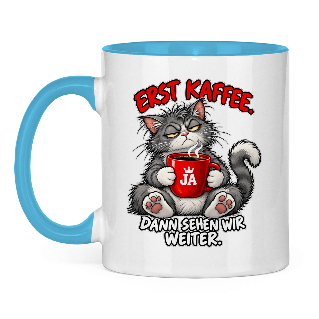 JA Erst Kaffee – Tasse in Hellblau, Vorderansicht, Aufdruck: Grimmige Katze mit roter Tasse: „Erst Kaffee. Dann sehen wir weiter.“