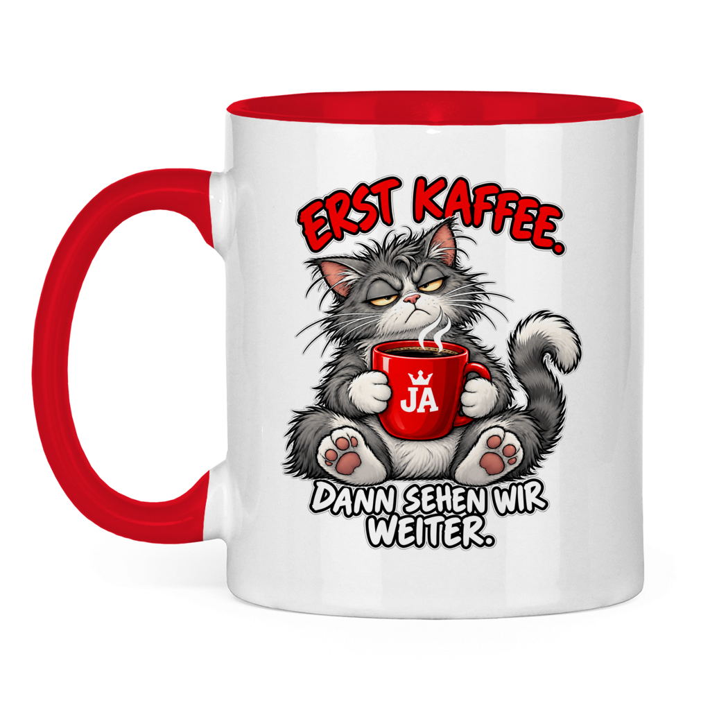JA Erst Kaffee – Tasse in Rot, Vorderansicht, Aufdruck: Grimmige Katze mit roter Tasse: „Erst Kaffee. Dann sehen wir weiter.“