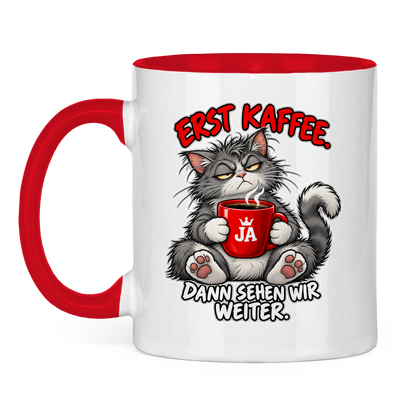 JA Erst Kaffee – Tasse in Rot, Vorderansicht, Aufdruck: Grimmige Katze mit roter Tasse: „Erst Kaffee. Dann sehen wir weiter.“