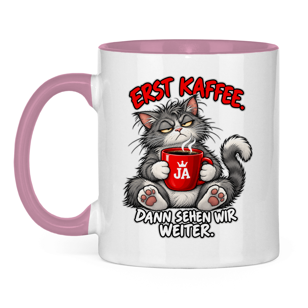 JA Erst Kaffee – Tasse in Pink, Vorderansicht, Aufdruck: Grimmige Katze mit roter Tasse: „Erst Kaffee. Dann sehen wir weiter.“