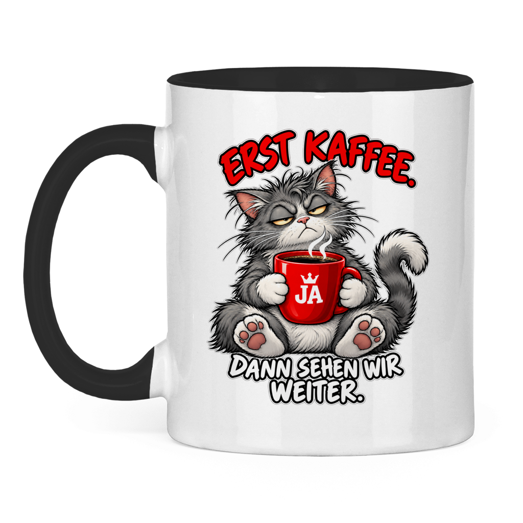 JA Erst Kaffee – Tasse in Schwarz, Vorderansicht, Aufdruck: Grimmige Katze mit roter Tasse: „Erst Kaffee. Dann sehen wir weiter.“