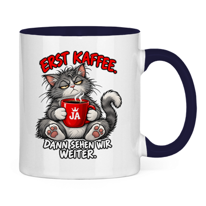 JA Erst Kaffee – Tasse in Marineblau, Rückansicht, ebenfalls bedruckt