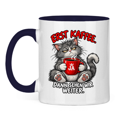 JA Erst Kaffee – Tasse in Marineblau, Vorderansicht, Aufdruck: Grimmige Katze mit roter Tasse: „Erst Kaffee. Dann sehen wir weiter.“