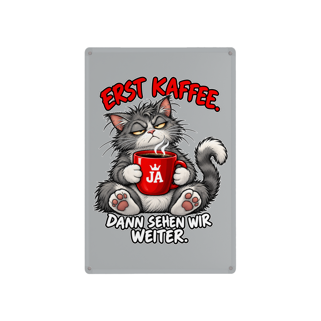 JA Erst Kaffee – Blechschild in Grau, Aufdruck: Grimmige Katze mit roter Tasse: „Erst Kaffee. Dann sehen wir weiter.“