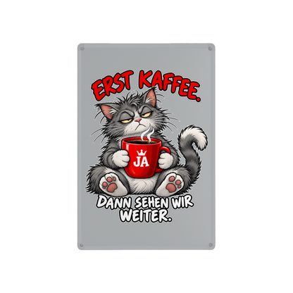 JA Erst Kaffee – Blechschild in Grau, Aufdruck: Grimmige Katze mit roter Tasse: „Erst Kaffee. Dann sehen wir weiter.“
