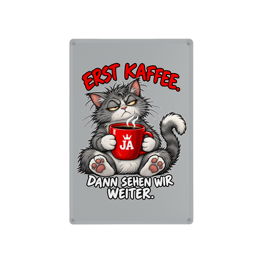 JA Erst Kaffee – Blechschild in Grau, Aufdruck: Grimmige Katze mit roter Tasse: „Erst Kaffee. Dann sehen wir weiter.“