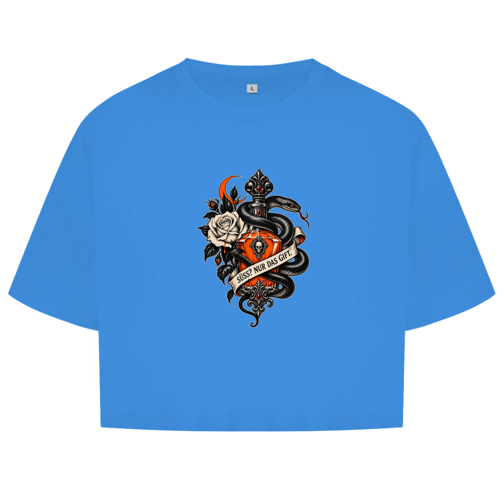 JA Giftkuss – Damen-Crop-Top in Kornblumenblau, Vorderansicht, Frontdruck: Gothic-Motiv mit Schlange, Rose und Giftflakon: „Süß? Nur das Gift.“