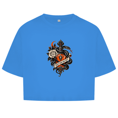 JA Giftkuss – Damen-Crop-Top in Kornblumenblau, Vorderansicht, Frontdruck: Gothic-Motiv mit Schlange, Rose und Giftflakon: „Süß? Nur das Gift.“