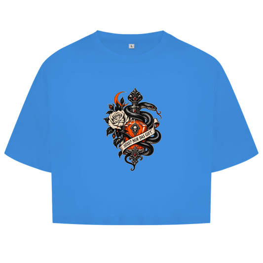 JA Giftkuss – Damen-Crop-Top in Kornblumenblau, Vorderansicht, Frontdruck: Gothic-Motiv mit Schlange, Rose und Giftflakon: „Süß? Nur das Gift.“