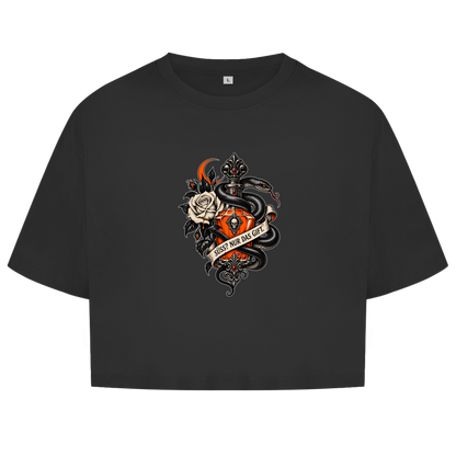 JA Giftkuss – Damen-Crop-Top in Schwarz, Vorderansicht, Frontdruck: Gothic-Motiv mit Schlange, Rose und Giftflakon: „Süß? Nur das Gift.“