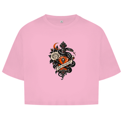 JA Giftkuss – Damen-Crop-Top in Hellrosa, Vorderansicht, Frontdruck: Gothic-Motiv mit Schlange, Rose und Giftflakon: „Süß? Nur das Gift.“