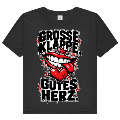 JA Große Klappe, gutes Herz – Damen-Bio-T-Shirt in Schwarz, Vorderansicht, Frontdruck: Markenspruch „Große Klappe. Gutes Herz.“ mit rotem Mund und Herz