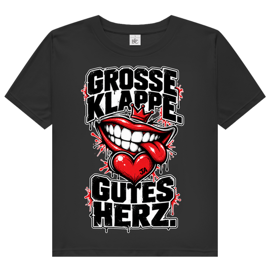 JA Große Klappe, gutes Herz – Damen-Bio-T-Shirt in Schwarz, Vorderansicht, Frontdruck: Markenspruch „Große Klappe. Gutes Herz.“ mit rotem Mund und Herz