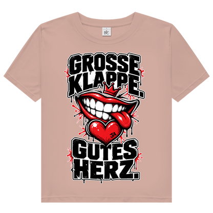 JA Große Klappe, gutes Herz – Damen-Bio-T-Shirt in Altrosa, Vorderansicht, Frontdruck: Markenspruch „Große Klappe. Gutes Herz.“ mit rotem Mund und Herz