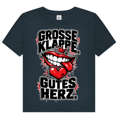 JA Große Klappe, gutes Herz – Damen-Bio-T-Shirt in Dunkelgrau, Vorderansicht, Frontdruck: Markenspruch „Große Klappe. Gutes Herz.“ mit rotem Mund und Herz