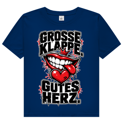 JA Große Klappe, gutes Herz – Damen-Bio-T-Shirt in Marineblau, Vorderansicht, Frontdruck: Markenspruch „Große Klappe. Gutes Herz.“ mit rotem Mund und Herz