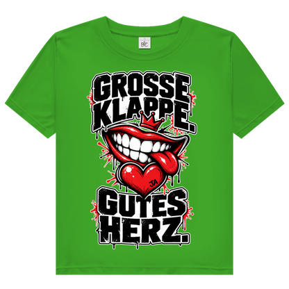 JA Große Klappe, gutes Herz – Damen-Bio-T-Shirt in Grün, Vorderansicht, Frontdruck: Markenspruch „Große Klappe. Gutes Herz.“ mit rotem Mund und Herz
