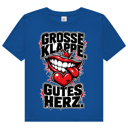 JA Große Klappe, gutes Herz – Damen-Bio-T-Shirt in Royalblau, Vorderansicht, Frontdruck: Markenspruch „Große Klappe. Gutes Herz.“ mit rotem Mund und Herz