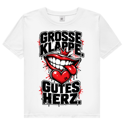 JA Große Klappe, gutes Herz – Damen-Bio-T-Shirt in Weiß, Vorderansicht, Frontdruck: Markenspruch „Große Klappe. Gutes Herz.“ mit rotem Mund und Herz