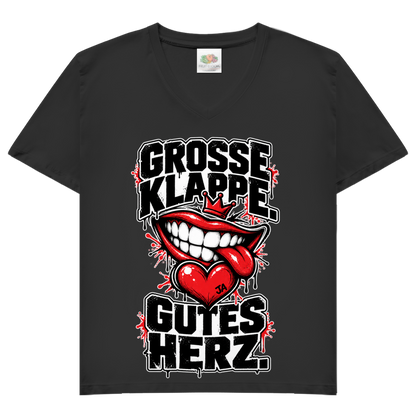 JA Große Klappe, gutes Herz – Damen-V-Neck-Shirt in Schwarz, Vorderansicht, Frontdruck: Markenspruch „Große Klappe. Gutes Herz.“ mit rotem Mund und Herz