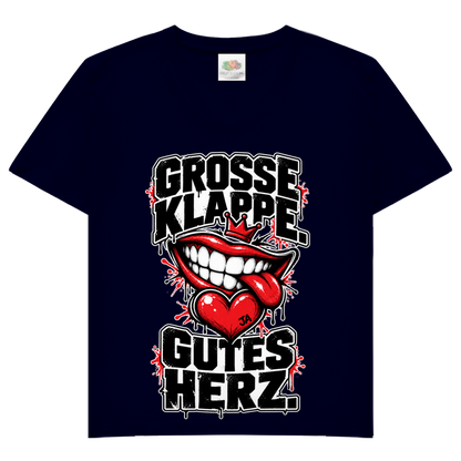 JA Große Klappe, gutes Herz – Damen-V-Neck-Shirt in Dunkles Marineblau, Vorderansicht, Frontdruck: Markenspruch „Große Klappe. Gutes Herz.“ mit rotem Mund und Herz