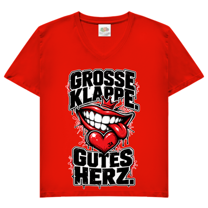 JA Große Klappe, gutes Herz – Damen-V-Neck-Shirt in Rot, Vorderansicht, Frontdruck: Markenspruch „Große Klappe. Gutes Herz.“ mit rotem Mund und Herz