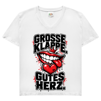 JA Große Klappe, gutes Herz – Damen-V-Neck-Shirt in Weiß, Vorderansicht, Frontdruck: Markenspruch „Große Klappe. Gutes Herz.“ mit rotem Mund und Herz