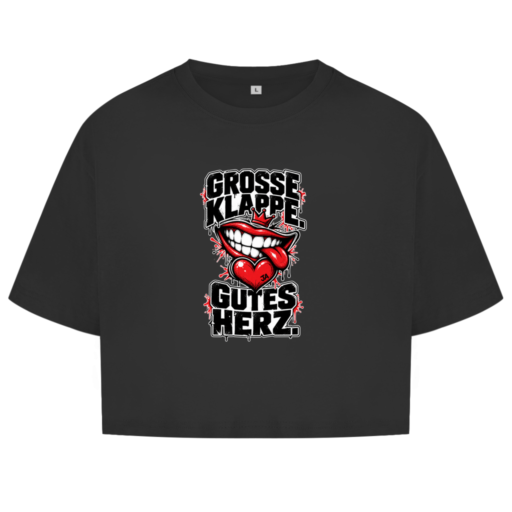 JA Große Klappe, gutes Herz – Damen-Crop-Top in Schwarz, Vorderansicht, Frontdruck: Markenspruch „Große Klappe. Gutes Herz.“ mit rotem Mund und Herz