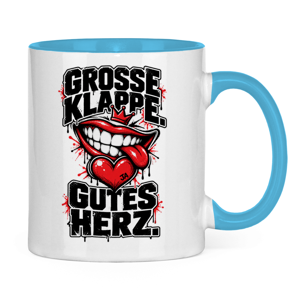 JA Große Klappe, gutes Herz – Tasse in Hellblau, Rückansicht, ebenfalls bedruckt