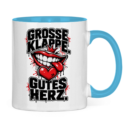 JA Große Klappe, gutes Herz – Tasse in Hellblau, Rückansicht, ebenfalls bedruckt