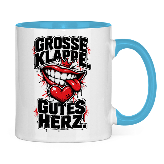 JA Große Klappe, gutes Herz – Tasse in Hellblau, Rückansicht, ebenfalls bedruckt