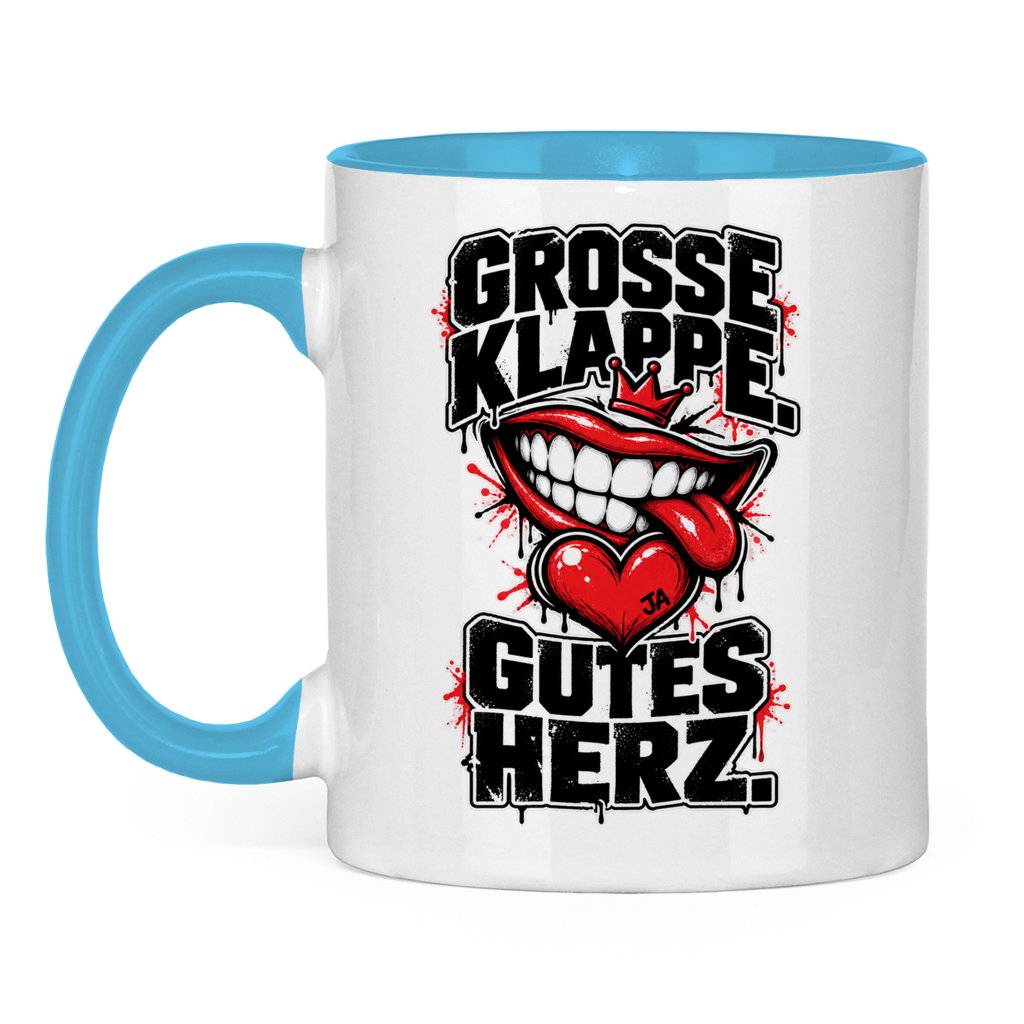JA Große Klappe, gutes Herz – Tasse in Hellblau, Vorderansicht, Aufdruck: Markenspruch „Große Klappe. Gutes Herz.“ mit rotem Mund und Herz