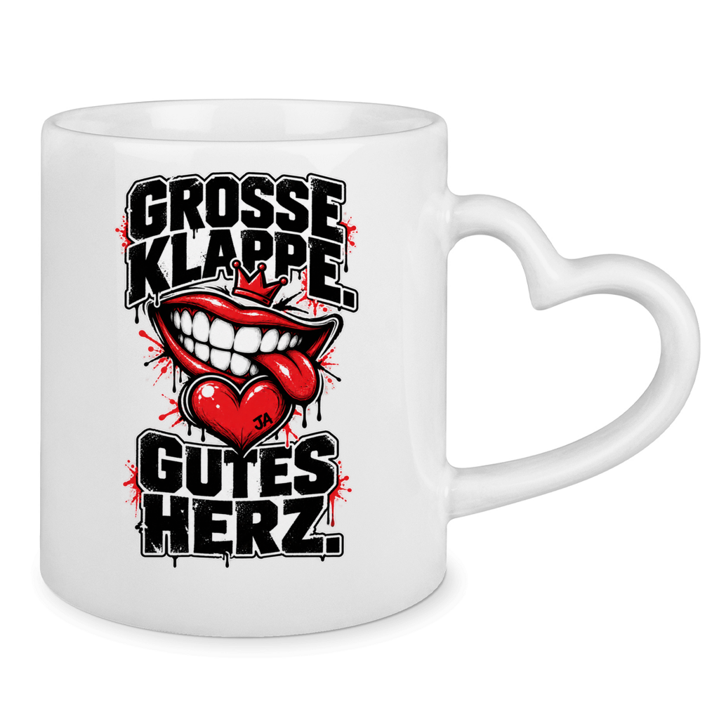 JA Große Klappe, gutes Herz – Tasse mit Herzhenkel in Weiß, Rückansicht, ebenfalls bedruckt