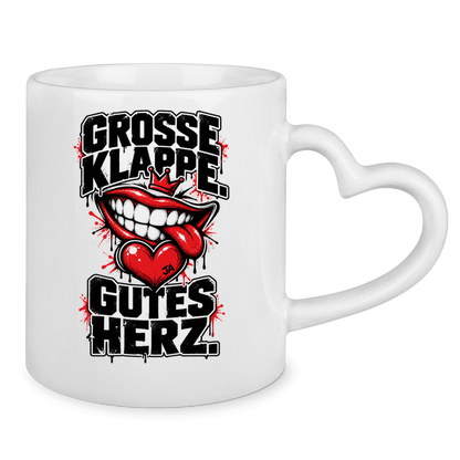JA Große Klappe, gutes Herz – Tasse mit Herzhenkel in Weiß, Rückansicht, ebenfalls bedruckt