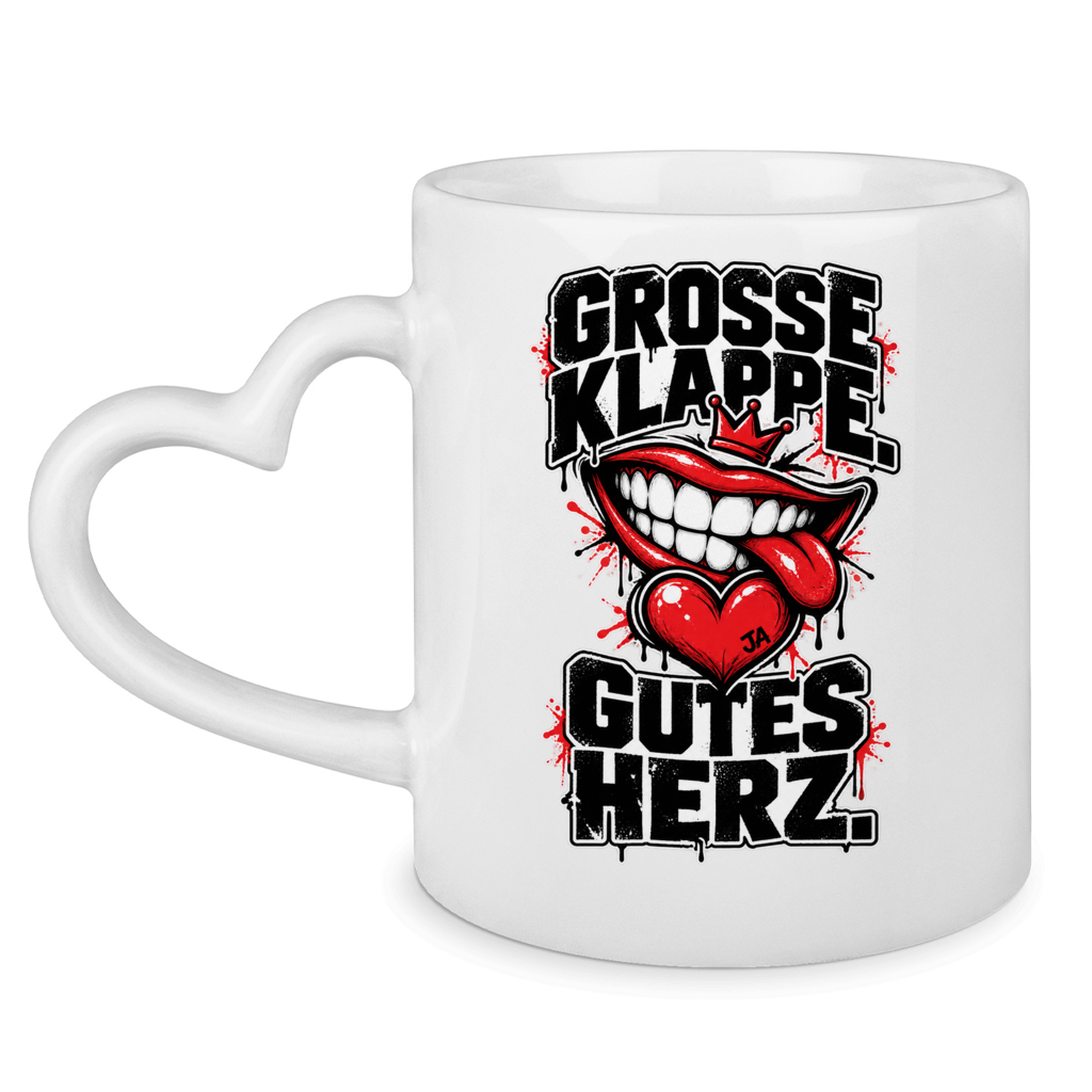 JA Große Klappe, gutes Herz – Tasse mit Herzhenkel in Weiß, Vorderansicht, Aufdruck: Markenspruch „Große Klappe. Gutes Herz.“ mit rotem Mund und Herz
