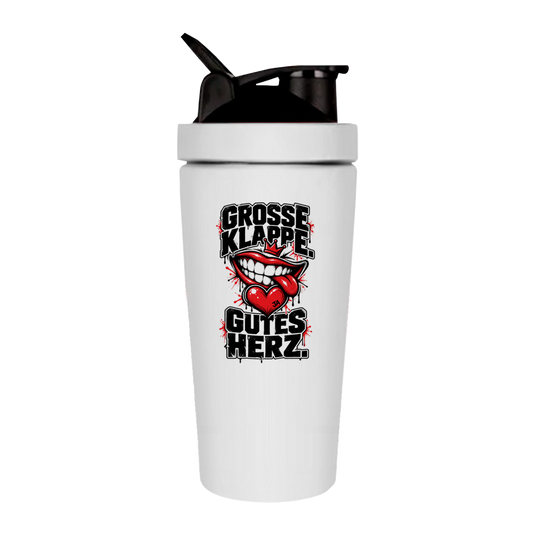 JA Große Klappe, gutes Herz – Fitness-Shaker in Weiß, Aufdruck: Markenspruch „Große Klappe. Gutes Herz.“ mit rotem Mund und Herz