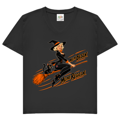 JA Hexenregeln – Damen-V-Neck-Shirt in Schwarz, Vorderansicht, Frontdruck: Pin-up-Hexe auf dem Besen: „Mein Besen. Meine Regeln.“