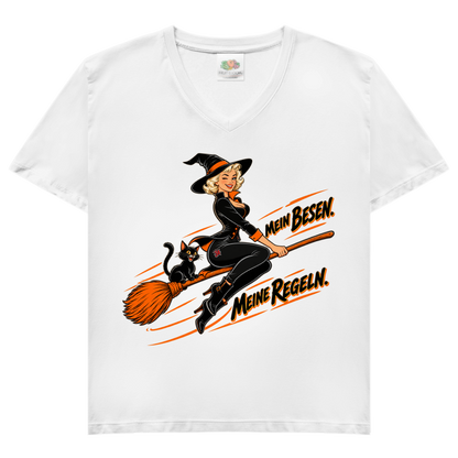 JA Hexenregeln – Damen-V-Neck-Shirt in Weiß, Vorderansicht, Frontdruck: Pin-up-Hexe auf dem Besen: „Mein Besen. Meine Regeln.“