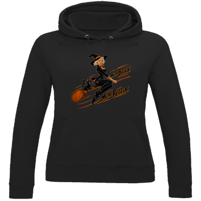 JA Hexenregeln – Damen-Hoodie in Tiefschwarz, Vorderansicht, Frontdruck: Pin-up-Hexe auf dem Besen: „Mein Besen. Meine Regeln.“