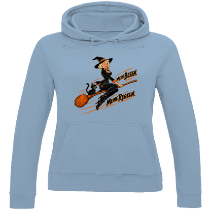 JA Hexenregeln – Damen-Hoodie in Himmelblau, Vorderansicht, Frontdruck: Pin-up-Hexe auf dem Besen: „Mein Besen. Meine Regeln.“