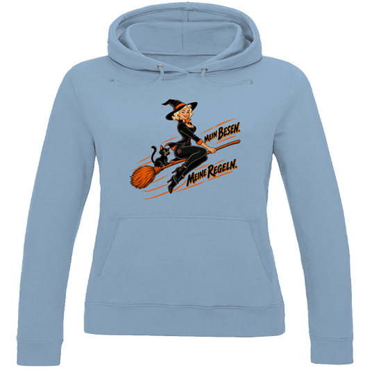 JA Hexenregeln – Damen-Hoodie in Himmelblau, Vorderansicht, Frontdruck: Pin-up-Hexe auf dem Besen: „Mein Besen. Meine Regeln.“